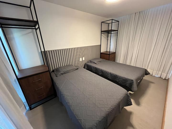 הסוויטה בקומה העליונה עם שתי מיטות יחיד שניתן לחבר יחד, מיזוג אוויר ושני ארונות פתוחים כדי להקל על האורחים לארגן בגדים וחפצים. חדר האמבטיה הצמוד יכול להיות משותף עם חדר 3.