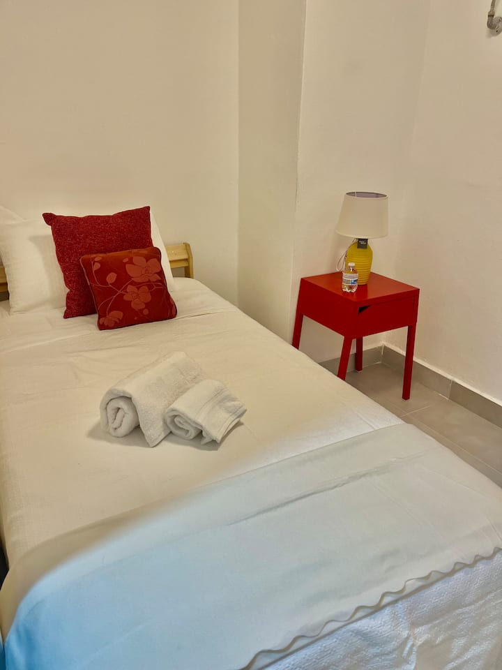 Piccola stanza per 1 persona con bagno privato. Non c'è la TV; disponibile su richiesta. Solo ventilatore a soffitto.