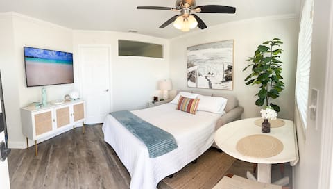 Successful Airbnb property: Chic & Cozy Beach Retreat! 2 minute walk to Beach in Panama City Beach