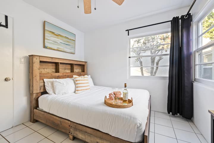 Beachfront Pb Bungalow - La Jolla Cove Beach, CA