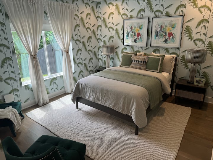 Një hapësirë çlodhëse me një krevat të rehatshëm dhe detaje të kujdesshme dizajni.