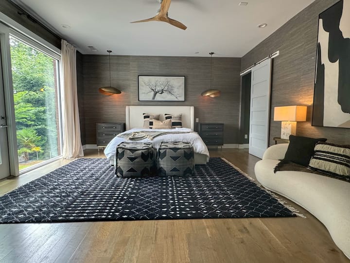 Shtrihu në një dhomë gjumi të gjerë me një krevat dopio "king" prej pelushi të krijuar për rehati maksimale.