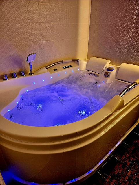 Chez Mamm Dodoc
Room with two-person whirlpool tub
