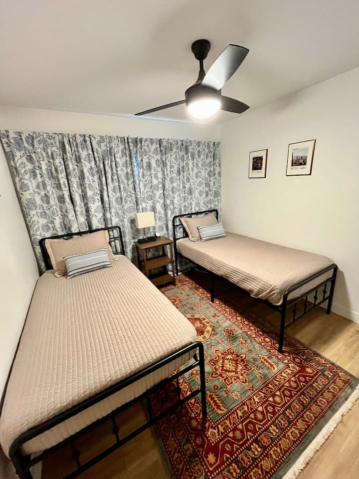 Dy krevate të plotë.