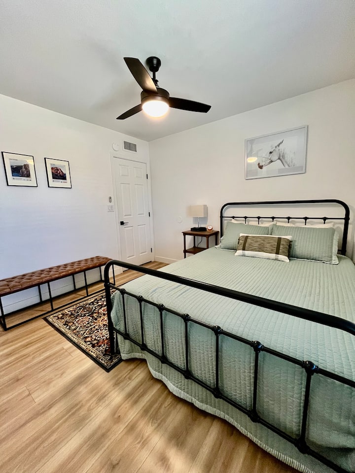 Krevat dopio "queen" me ndenjëse në stol dhe një tavolinë pune të dedikuar. 