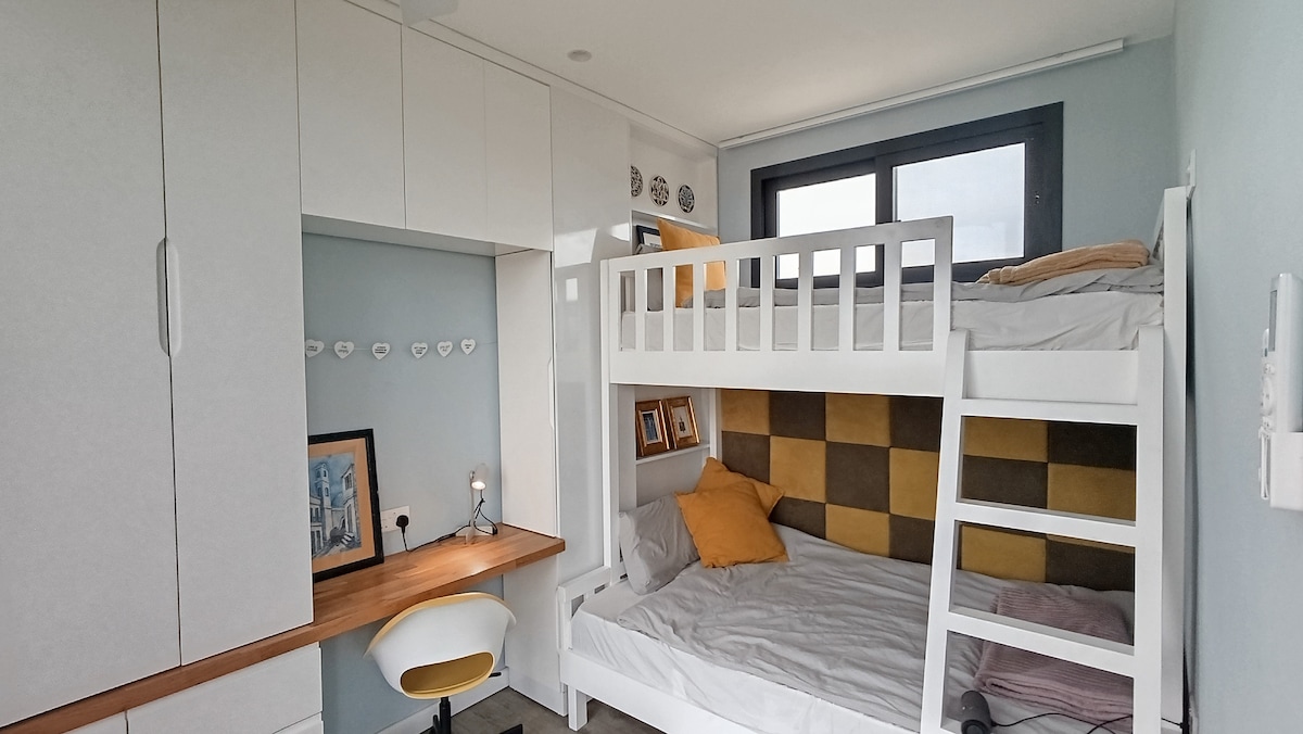 втора спалня - работно бюро - гардероби и двуетажно легло. - 2 легла 90 см и 120 см 