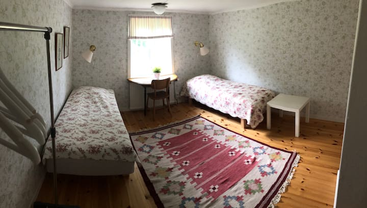 楼上有2张床的卧室。