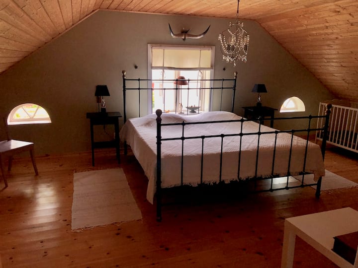 楼上有双人床的卧室。