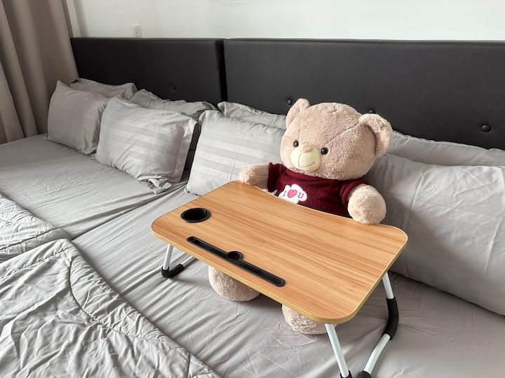 Ჩვენს სტუმარს შეუძლია დაისვენოს და ისიამოვნოს საწოლიდან დაკეცვის საწინააღმდეგო სამუშაო მაგიდასთან, თუ მეგობრებთან ან ფამ-ბამთან ერთად დასვენების დროს მოაგვაროს ამოცანები