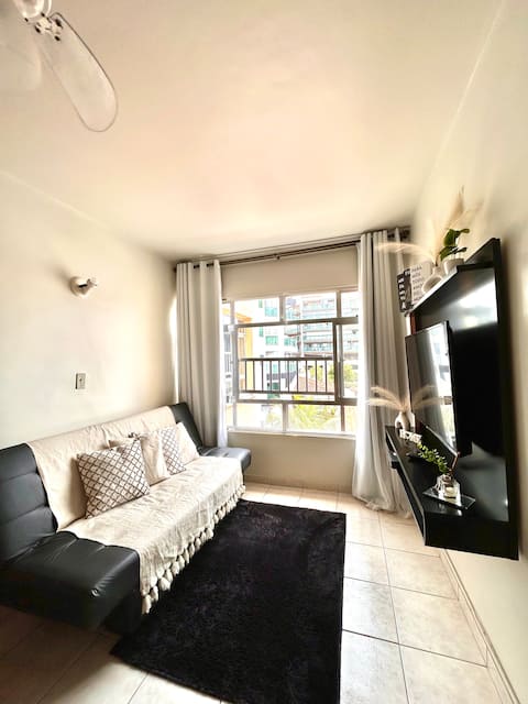 Top Airbnb: Cozy apartment, 1-minute walk to Praia do Forte em Cabo Frio