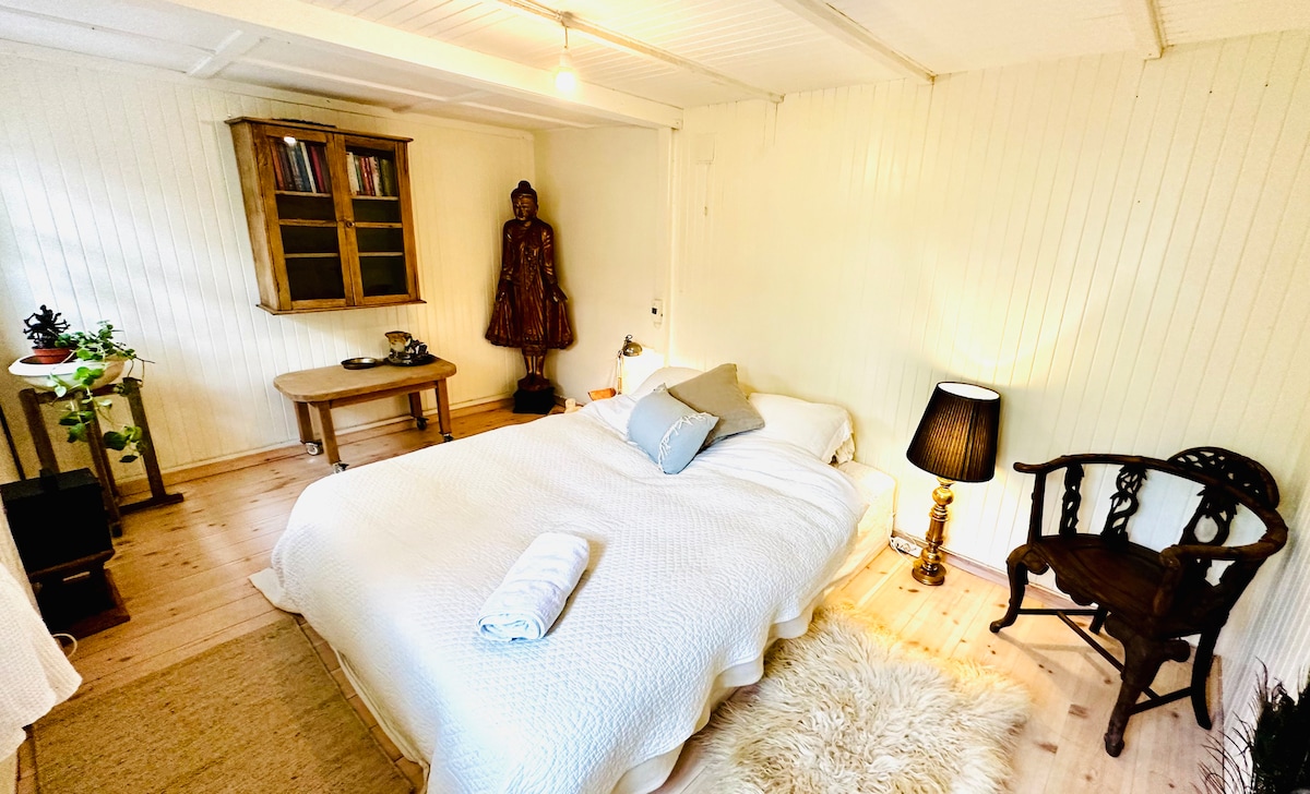 „Птичјото гнездо“ - 
Спална соба 2, лоцирана веднаш до предниот влез, но одвоена од главната куќа. 

Брачен кревет (широк 150-179 см) со големина на брачен кревет (широк 180-179 см) - 175 
(Простор за единечен душек за дете ако е потребно)
