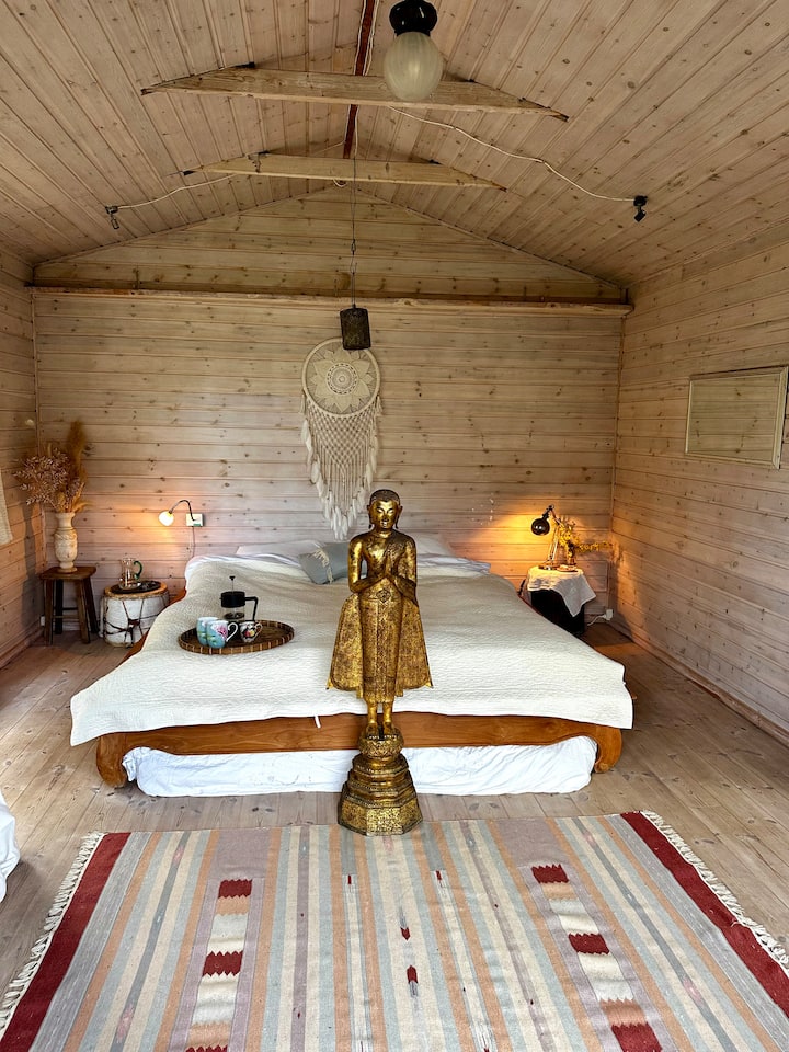"Habitación Garden Retreat"
Dormitorio 3, dormitorio principal  situado en el jardín con su propia terraza.

Tempur Matress: cama doble grande, 200 cm x 200 cm. (Amplio espacio para poner un colchón individual en el suelo para 2 niños cuando sea necesario).