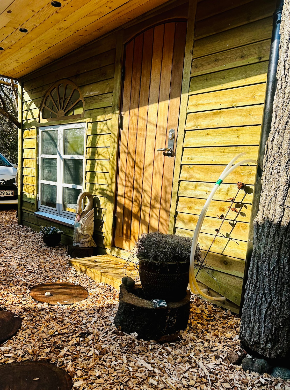 Фотографиите од внатрешноста доаѓаат наскоро! 
Спална соба 4. Анексот на Роза, штотуку го завршуваме! 
Има два единечни кревета кои може да се спојат со спојувач на душеци или да се користат одделно за браќа и сестри или пријатели. 
Останете прилагодени за новостите за фотографија