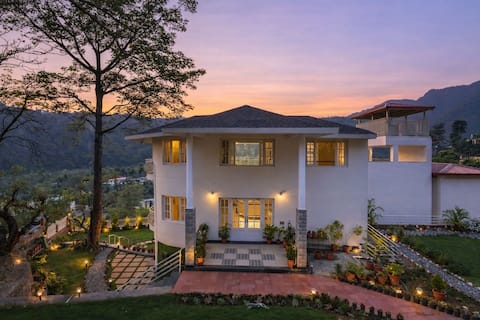 Bella Casa, 3BR Luxury Villa at Sahastradhara