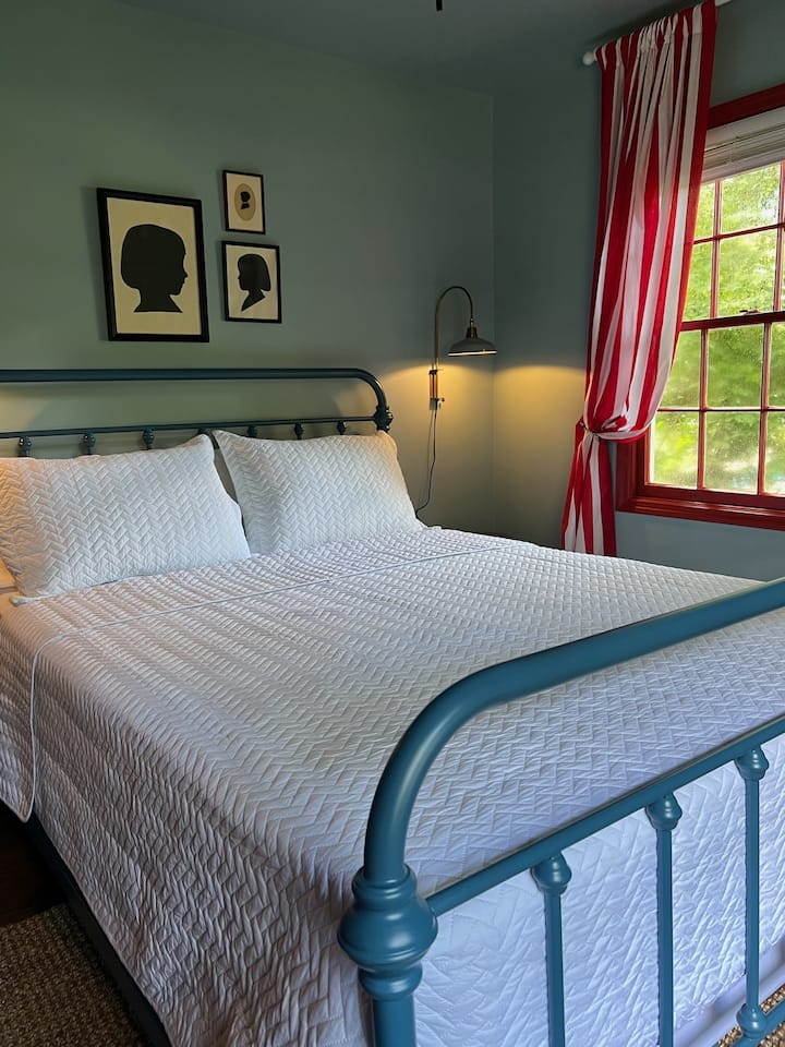 darling room with a queen-sized bed, very comfortable mattress, and a Roku tv