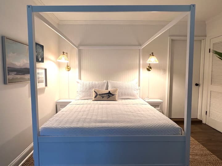 decorated in bright & airy coastal decor, this downstairs primary bedroom is conveniently located off the living room. A twin-over-twin bunkbed is in this bedroom, as well as your own access to the hidden speakeasy through a secret door!