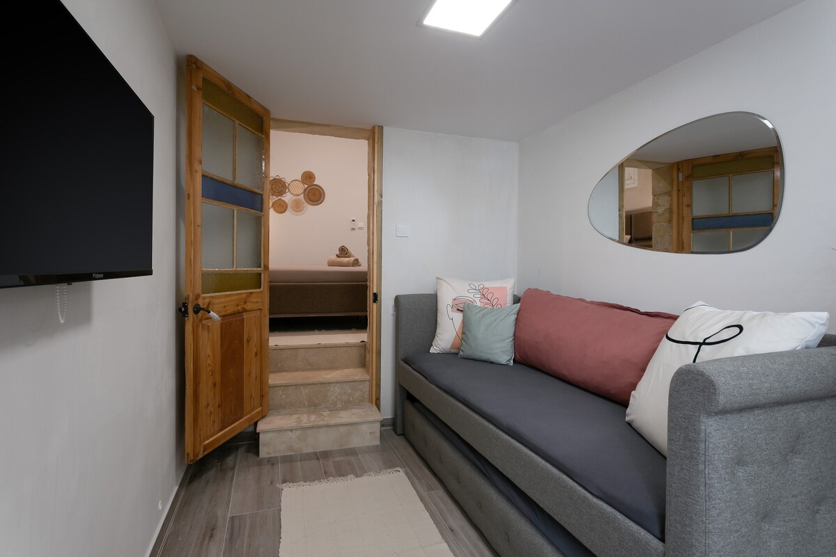 Zbulo rehatinë në dhomën e dytë të gjumit të mobiluar me dy krevate tek dhe një televizor Android. Përjeto një ndjesi të shtuar elegance me surprizën e këndshme të një pasqyre kotësie, të shfaqur në fotografitë e ardhshme për lehtësinë tënde.






