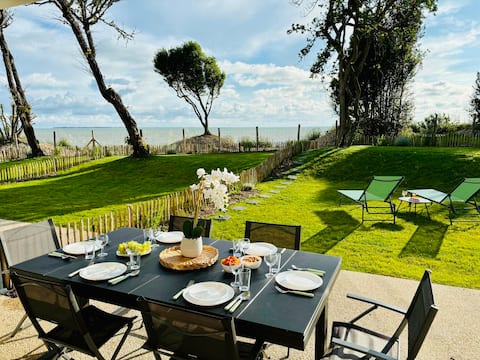 Sea view, beach 10 m away, secure parking. Rare gem.