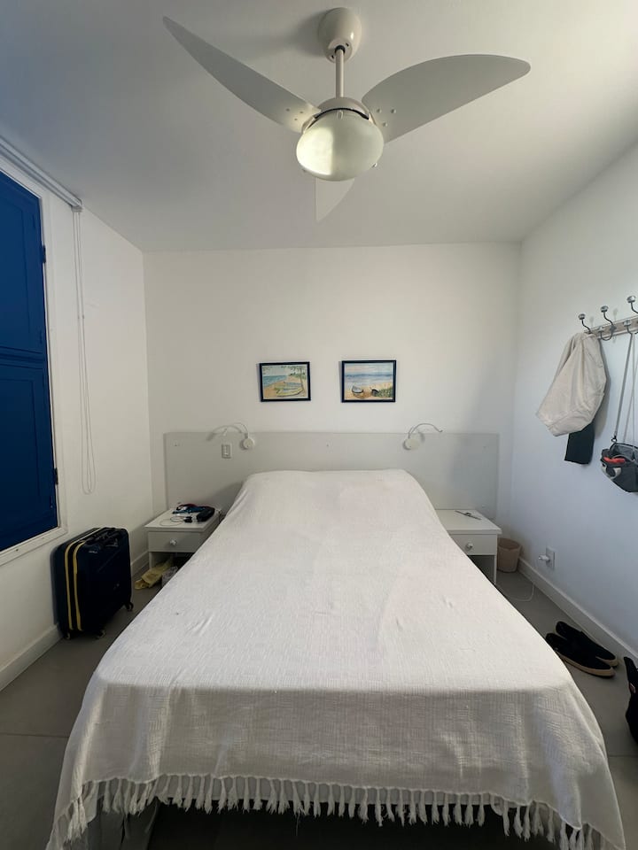 Spavaća soba Amoreira (prizemlje) , jedina koja je apartman, s bračnim krevetom. Ima klima-uređaj, stropni ventilator, ormar, slugu za isključivanje zvuka i vješalice. Kupaonica s WC-om 