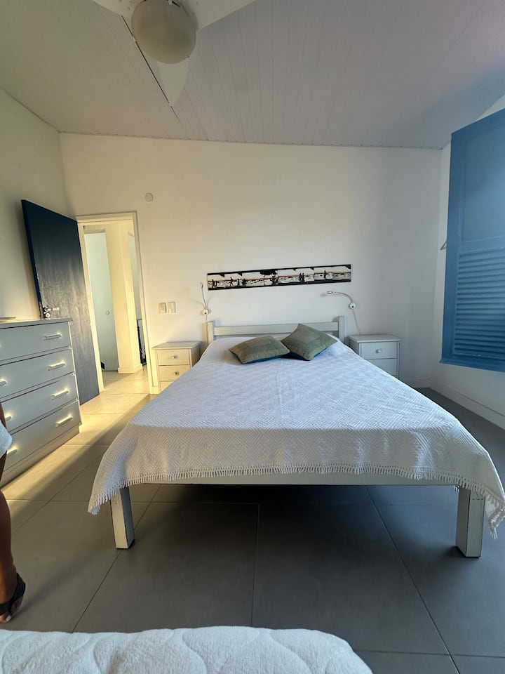 Armação Room located on the second floor of the couple, with a house bed. Ima klima-uređaj, komodu, isključeno ogledalo i vješalice. 