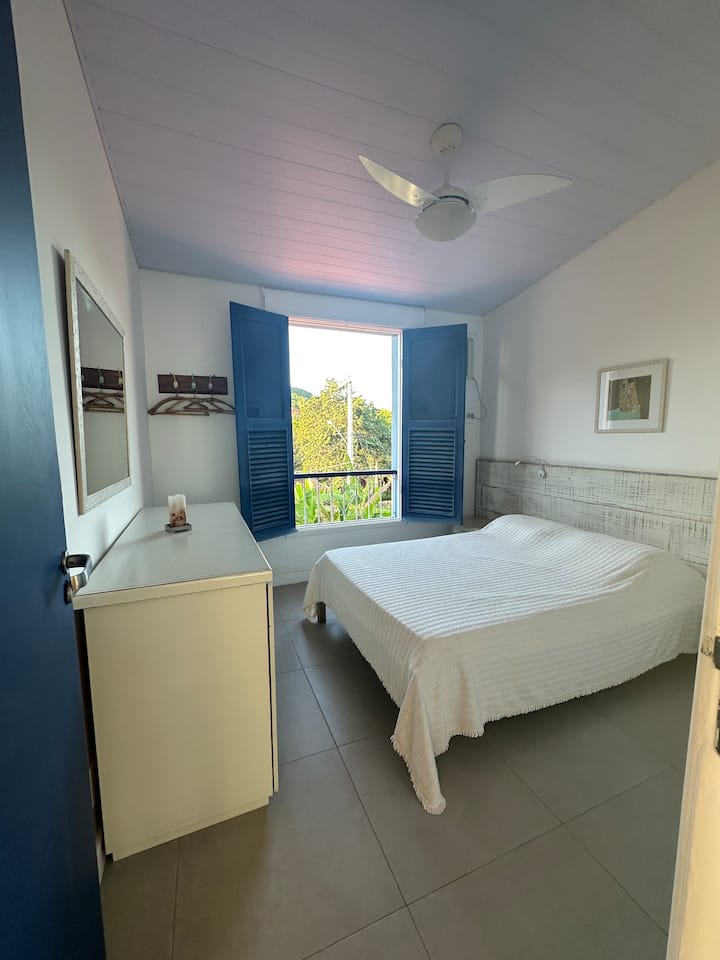 Tartaruga Room located on the second floor of the couple, with a house bed. Ima klima-uređaj, komodu, isključeno ogledalo i vješalice. 