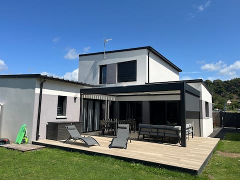 Modern and family-friendly villa close to the beach