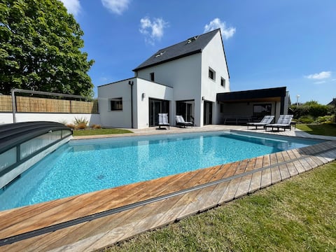 Villa with pool, close to the beach, family-friendly