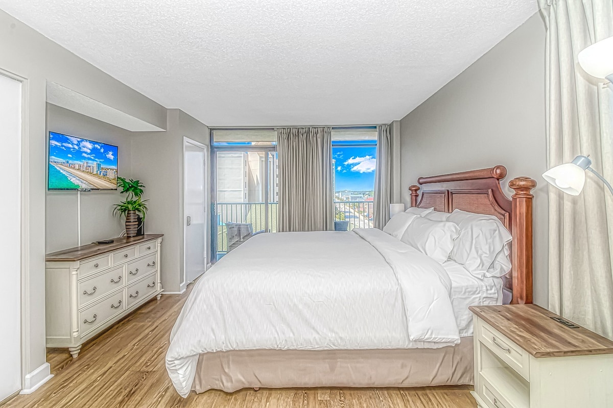 Stor dubbelsäng bredvid balkongen. Mörkläggningsgardiner ger en bekväm natts sömn. Separat dörr till sovrum för integritet. Smart-TV. Stor garderob och gott om utrymme i byrån att packa upp om du vill. Skjutdörrar i glas till balkong. Separat luftkonditionering.