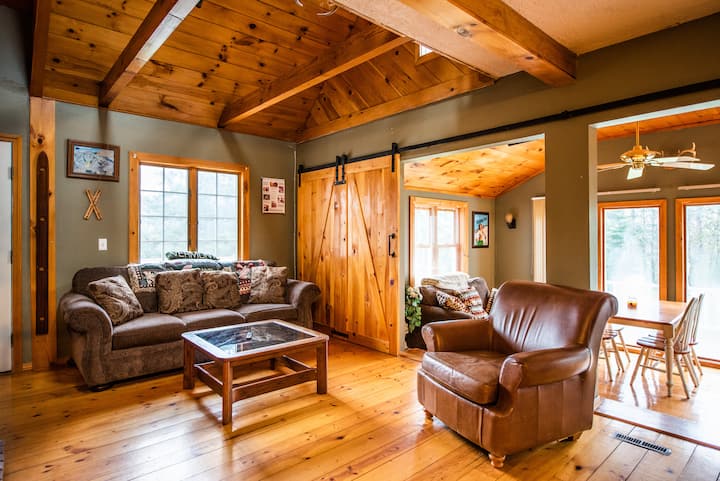 Cozy private cabin near Okemo! Large Hot tub!