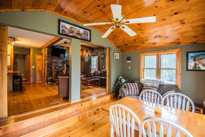 Cozy private cabin near Okemo! Large Hot tub!
