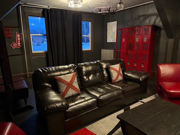 Speakeasy Lounge Sleeps 14 Silver Street By Trail - Ironwood, MI