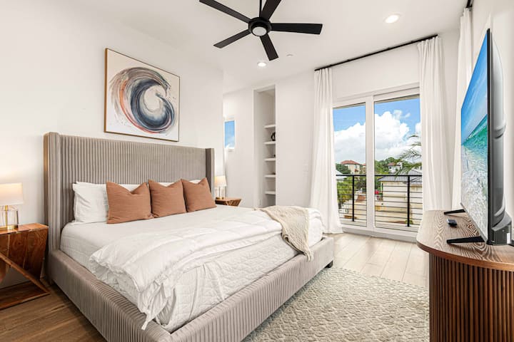 Svijetli apartman s bračnim krevetom (King) na plaži Seagrove Beach u ulici 30A s luksuznom posteljinom, pametnim televizorom i privatnim balkonom savršenim za jutarnju kavu ili opuštanje nakon dana provedenog na plaži.