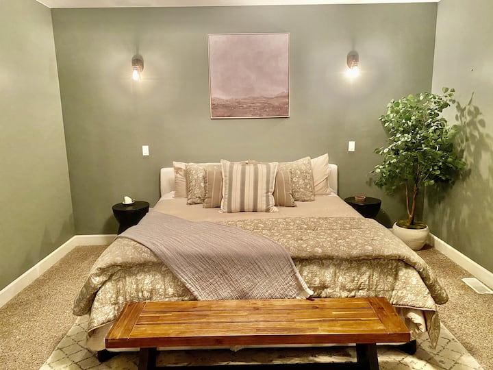 Dormitorio principal: cama tamaño king con un sobrecolchón extremadamente cómodo y un colchón de espuma viscoelástica.