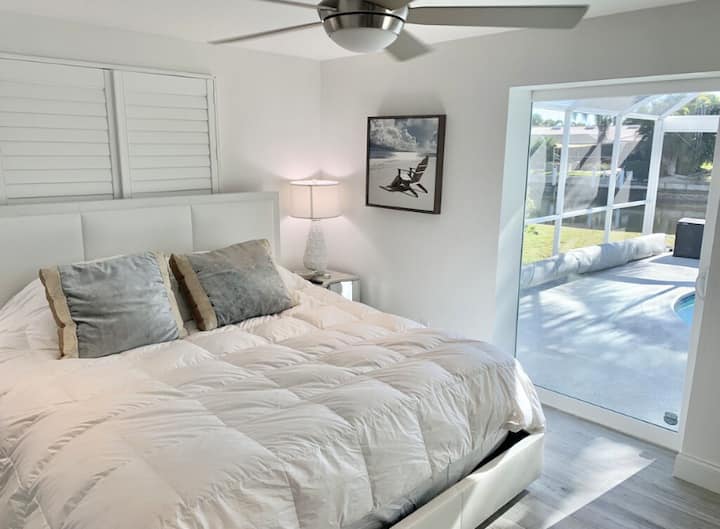 ЛУКСОЗНО СПАЛНО БЕЛЬО НА ГОЛЯМО ДВОЙНО ЛЕГЛО С ИЗГЛЕД КЪМ ВОДАТА