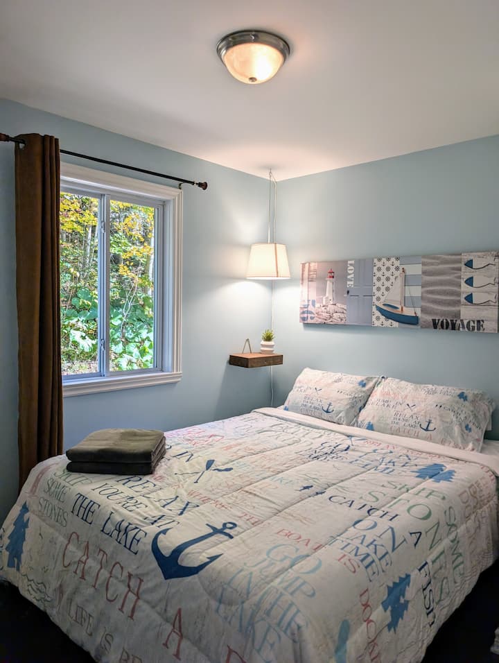 bedroom on the ground floor with a queen size bed. Total of 2 people 