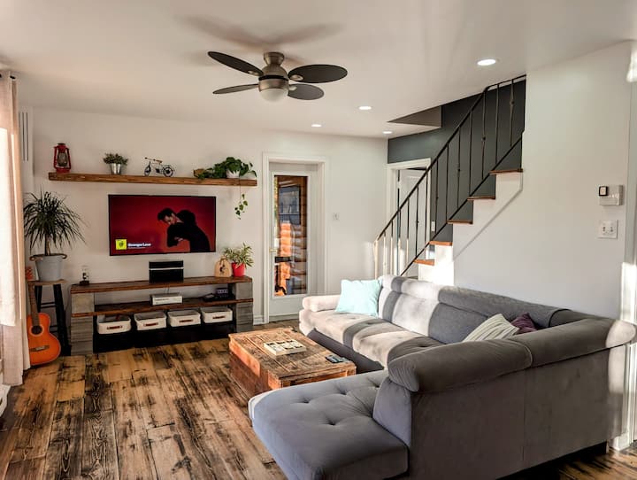 Living room with smart TV, several board games in the living room cabinet and Xbox 360/Wii U available 