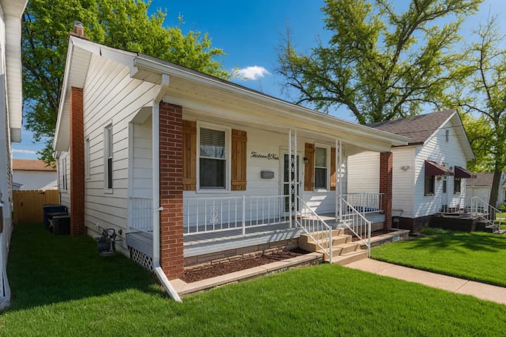 Lovely Bungalow In Lemay - Arnold, MO