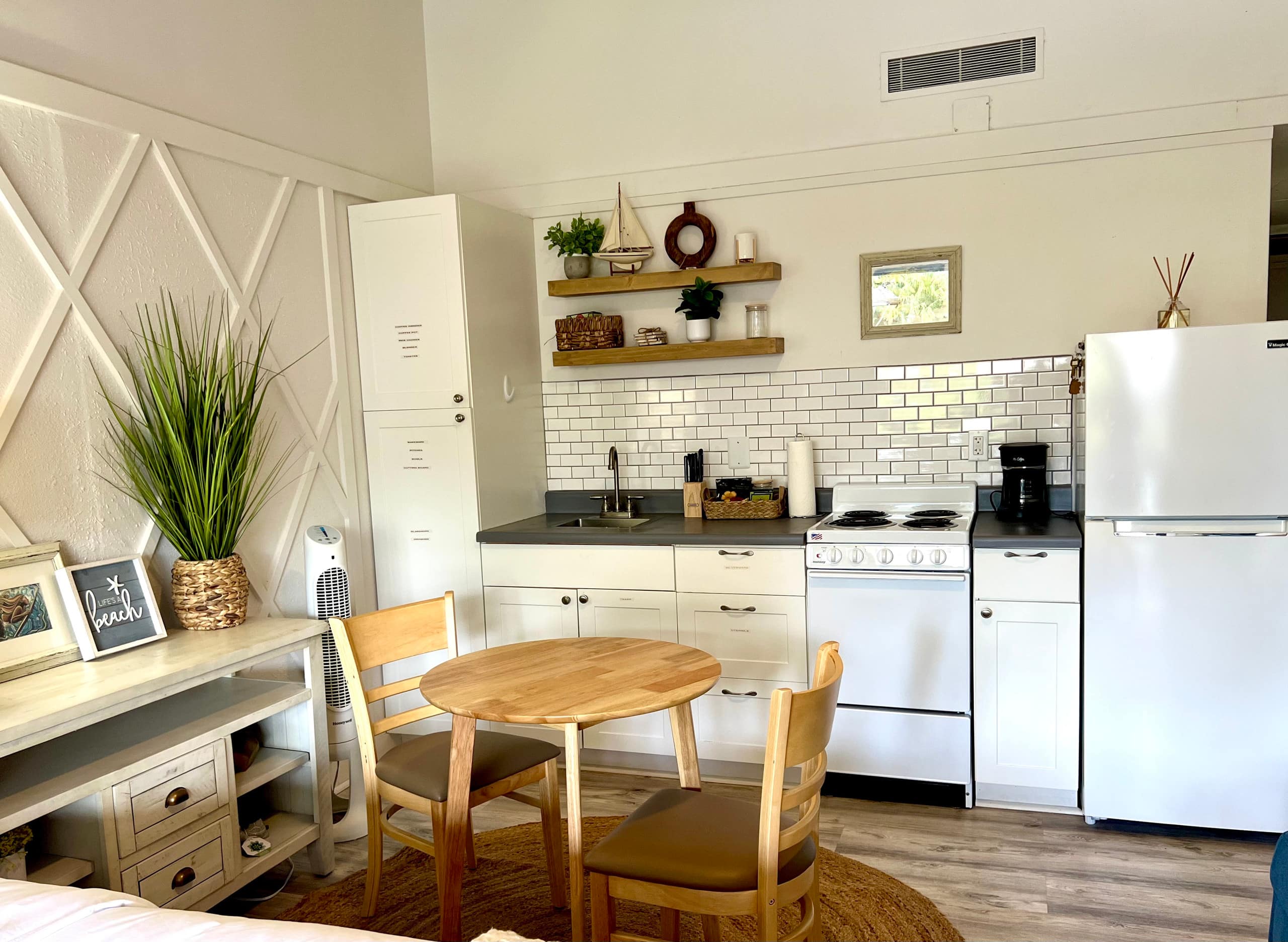 Full Kitchen| Poolside | Walk to Parks & Downtown - Photo 7