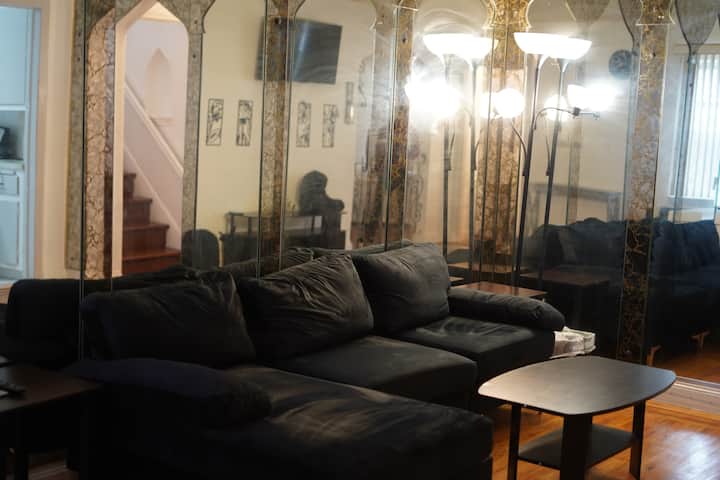 Დაჯექით და დაისვენეთ მისაღები ოთახის პლუშის ტახტებზე, როცა ტელევიზორის ყურება გსიამოვნებთ. Მისაღები ოთახის გარემო წარმოაჩენს სითბოსა და კომფორტის უნიკალურ არსს, რომელიც თქვენს ყველა საზრუნავს შორდება. 
