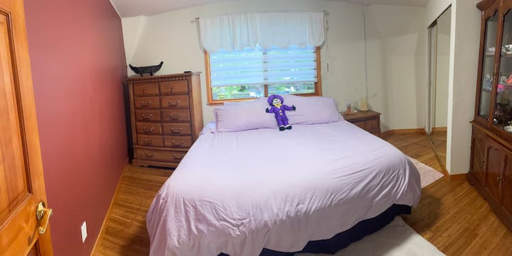 Pametni TV s velikim zaslonom i bračni krevet s luksuznom posteljinom