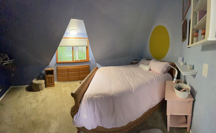 Veliki bračni krevet Westin Heavenly na katu s luksuznom posteljinom. 