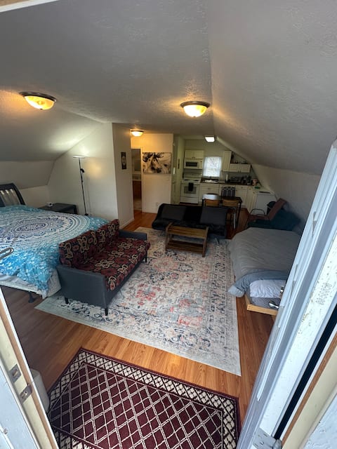 Studio by Kirkwood Ave close to I.U. and Downtown