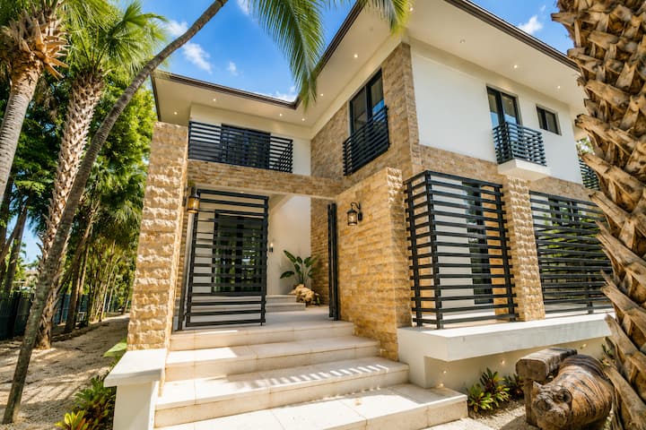 Villa Sole Luxury Retreat Upper East Miami - Miami, FL