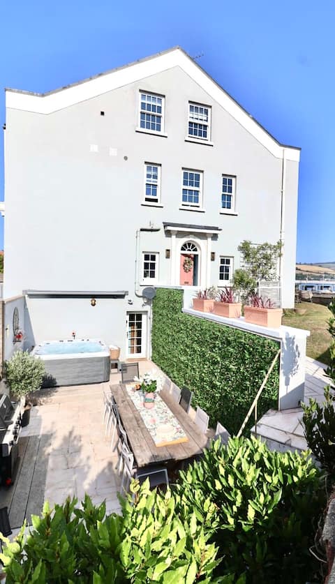 Large Beachfront home in Shaldon: Sleeps 13+