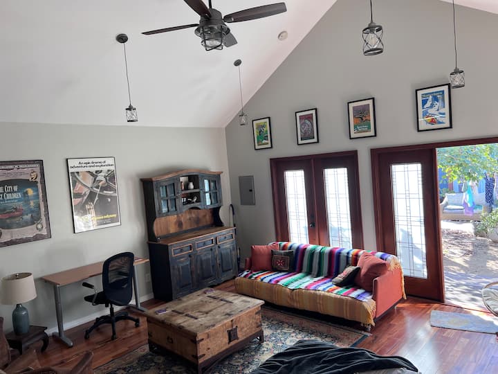 West Adams Guest Cottage - Los Angeles, CA
