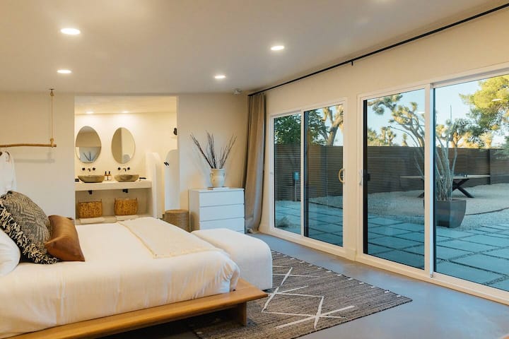 Casita Suite გთავაზობთ ცალკე, დახურულ სივრცეს, რომელიც მიუყვება მთავარ სახლს უკანა ეზოს, ასევე, პინგ-პონგის მაგიდას, კოვბოის აუზს, ჰიდრომასაჟიან აუზსა და ტერასას.