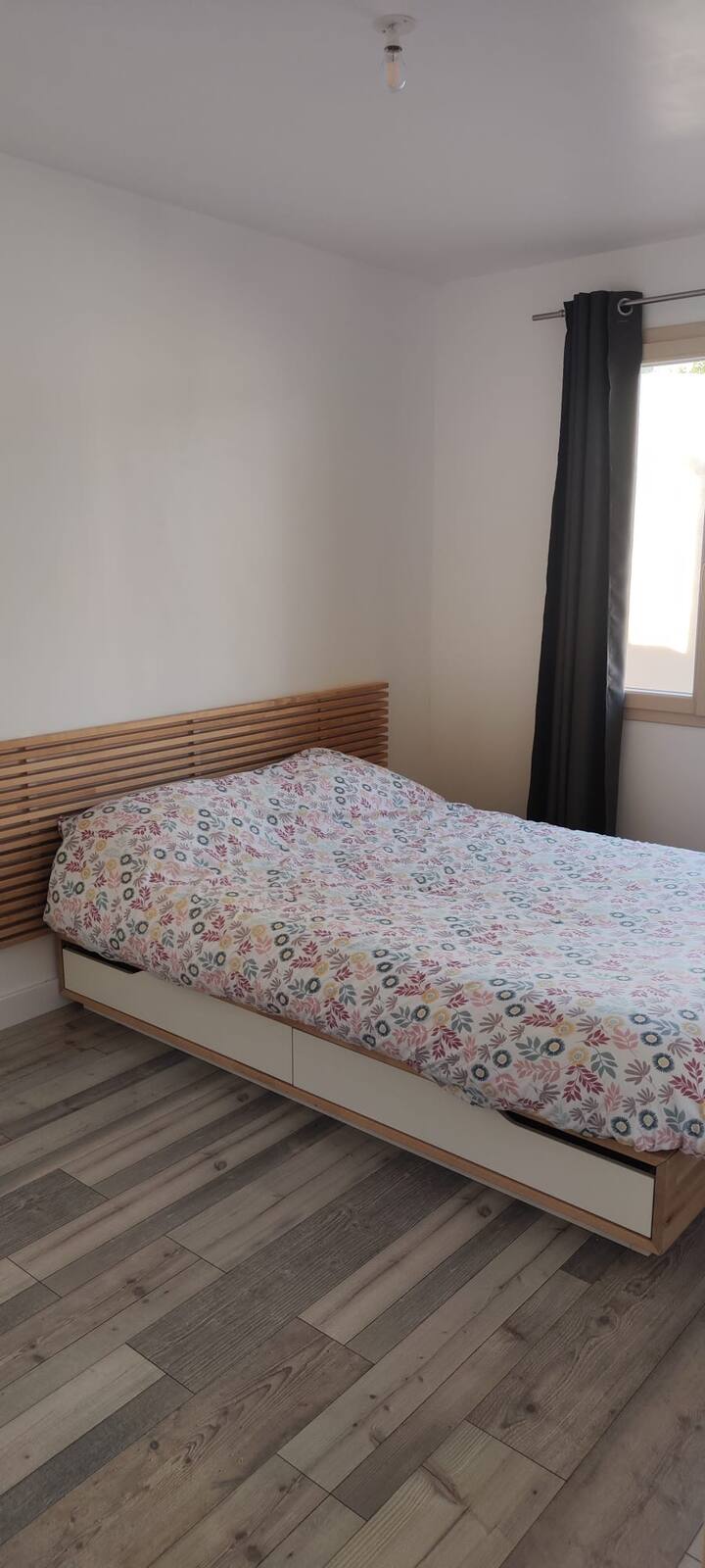 Dobbeltseng størrelse 140X200 med påklædningsværelse.