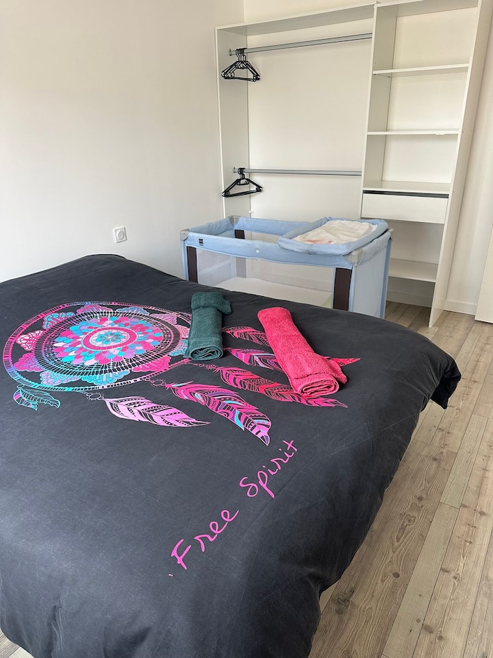 Dobbeltseng 160X200 med påklædningsværelse + vi har en babyseng på anmodning