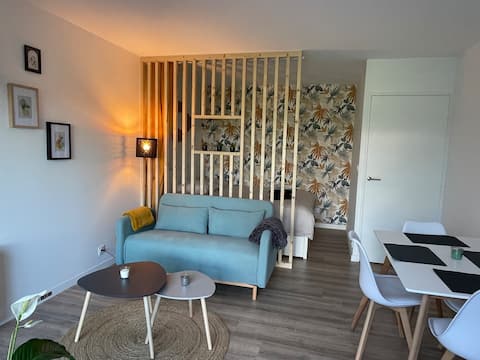 Apartment view and direct access to the sea