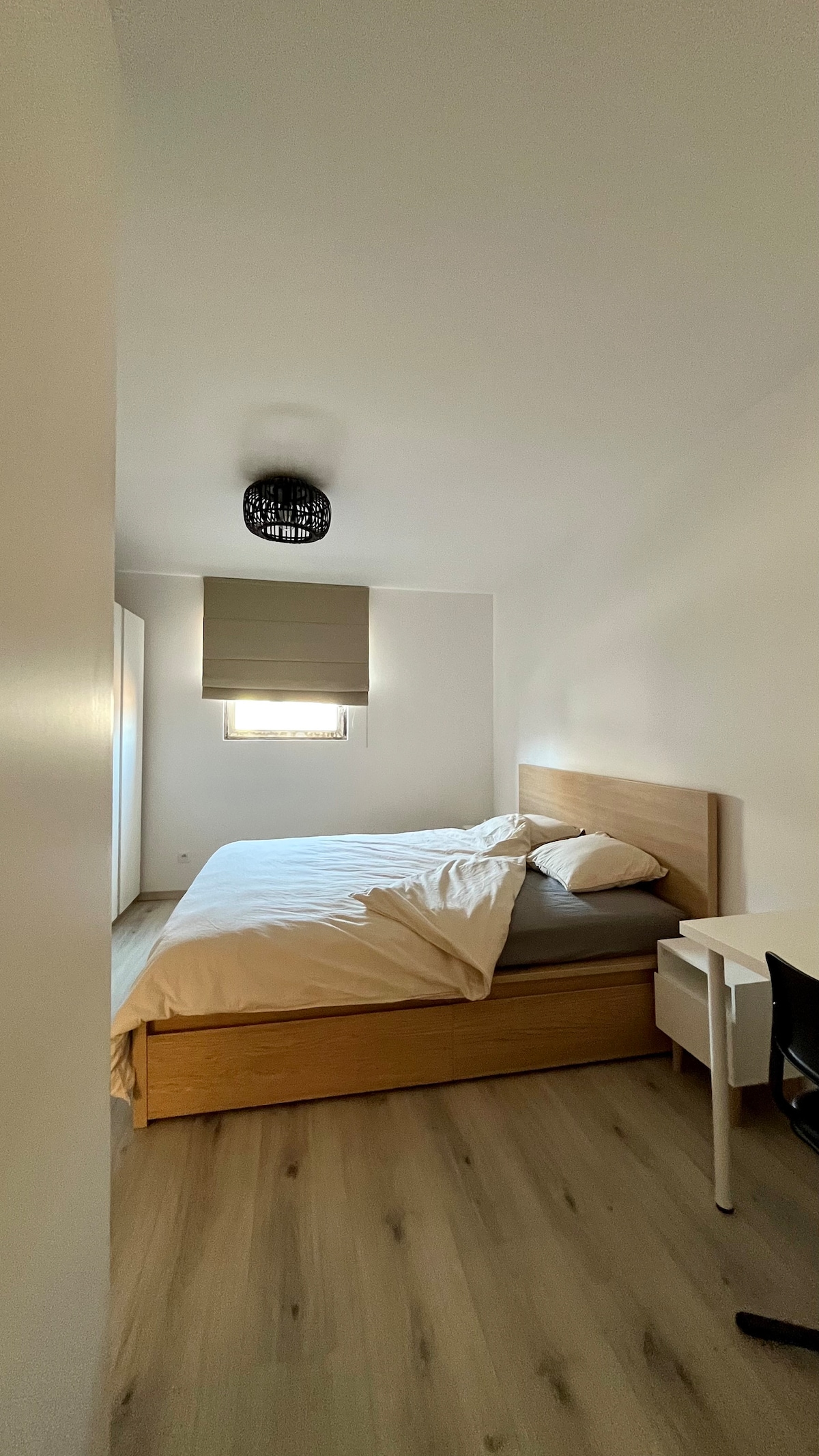 Ovo je spavaća soba 3, u kojoj mogu mirno spavati dvije osobe (i beba). Postoji prijenosni klima-uređaj. Ova je prostorija jedina na 2. katu.